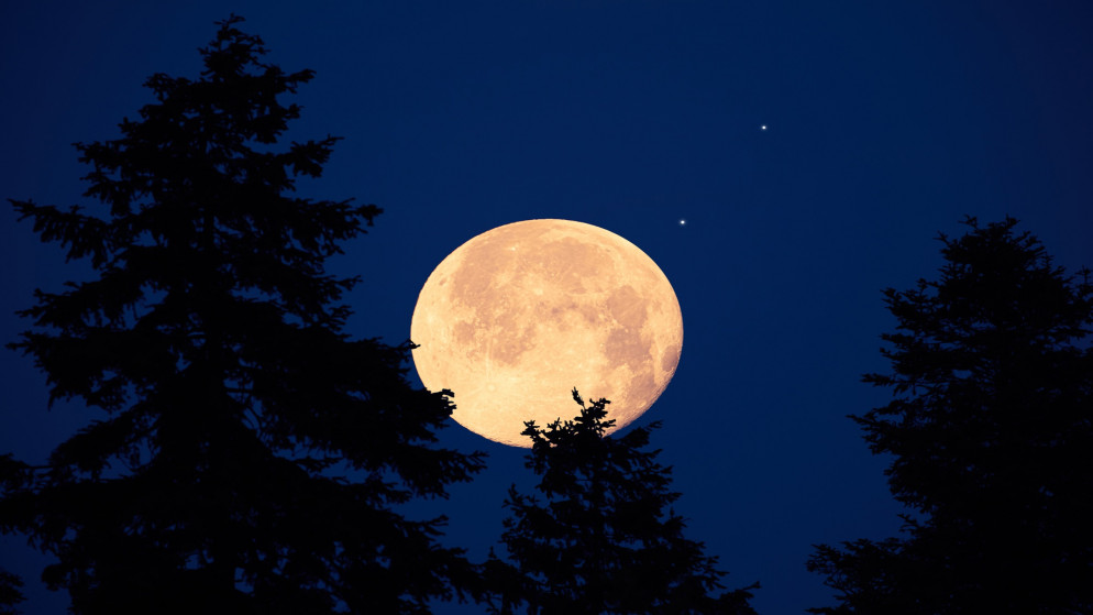 سماء الأردن والمنطقة على موعد مع البدر الأزرق