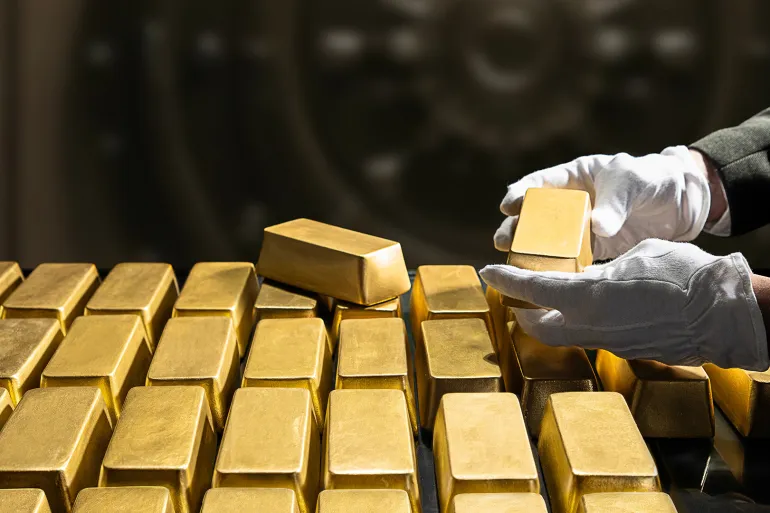 الذهب يرتفع مقابل الدولار ويتجه لتسجيل انخفاض شهري جديد