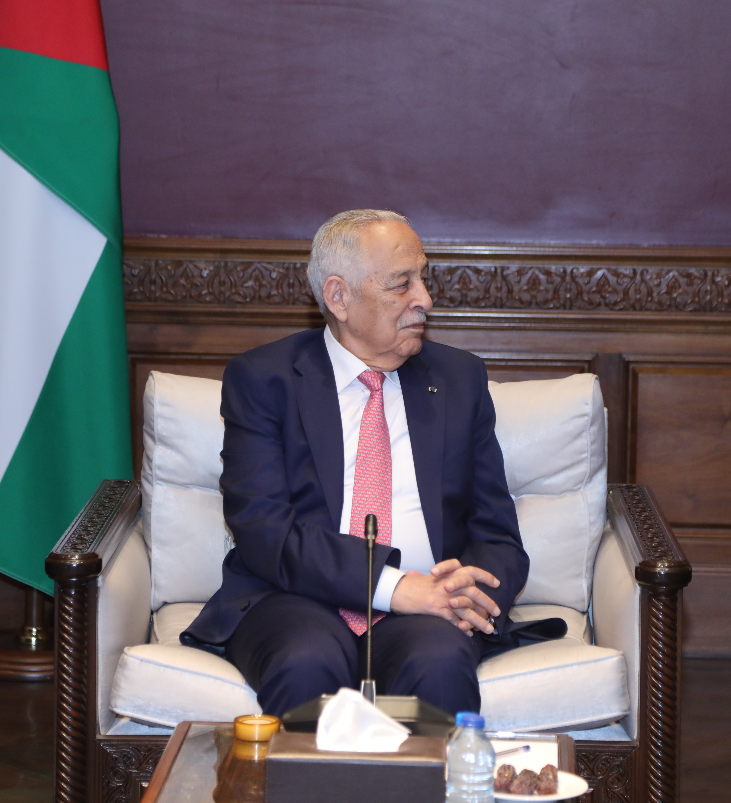 العيسوي ينقل تمنيات الملك وولي العهد بالشفاء لوزير الصحة الاسبق أبو جنيب الفايز