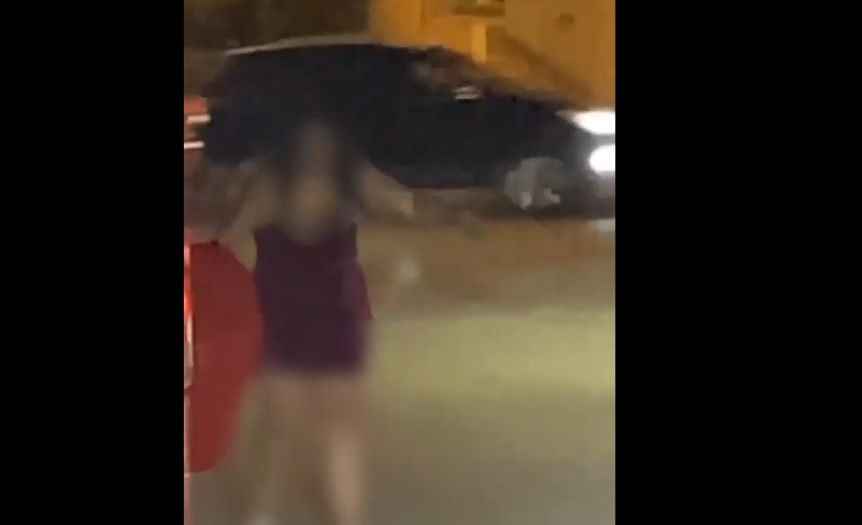 فتاة مخمورة تثير استياء سكان شارع الجامعة في عمّان ..  فيديو