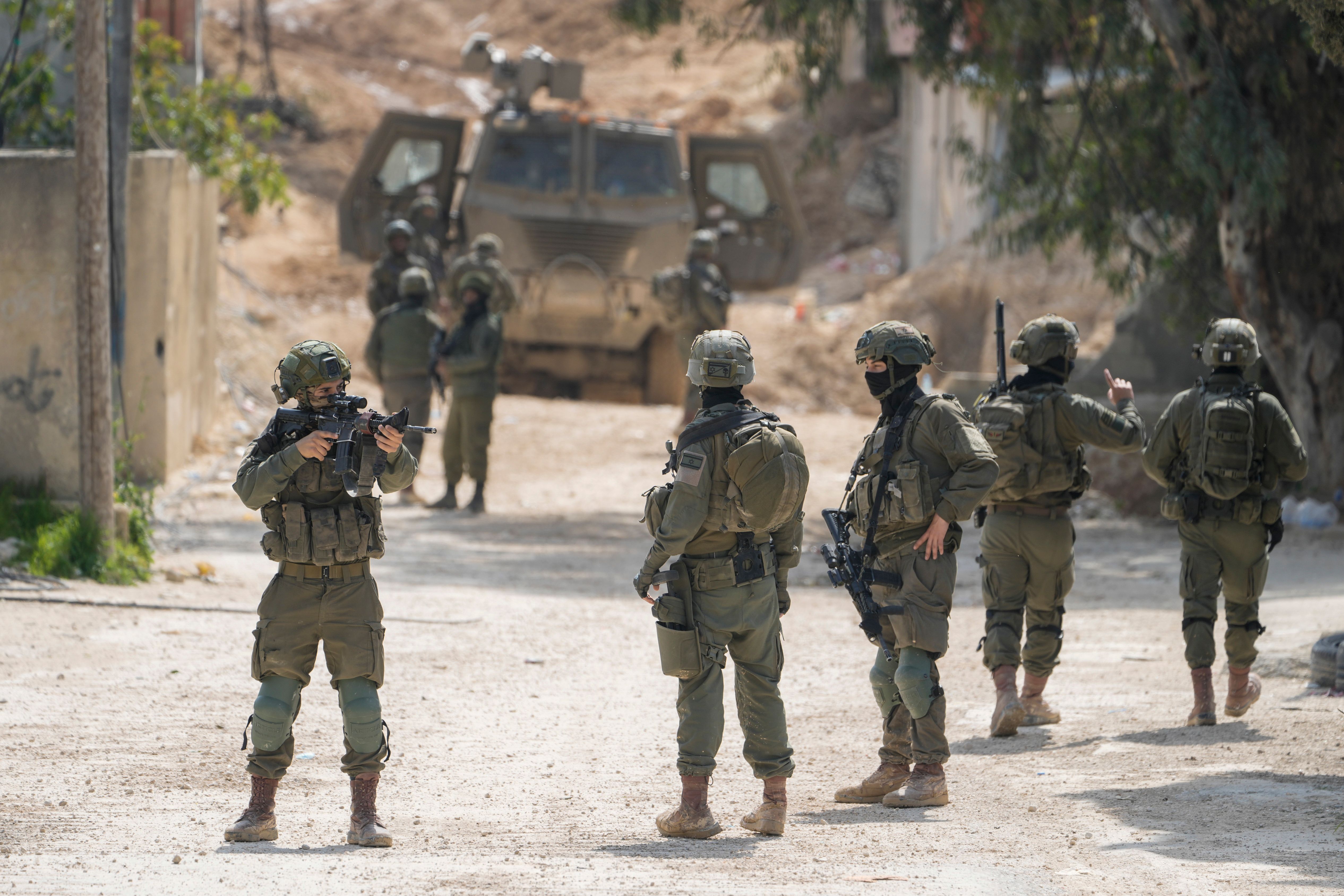 استشهاد فلسطينية وإصابة آخرين بقصف مدفعي شمال غزة