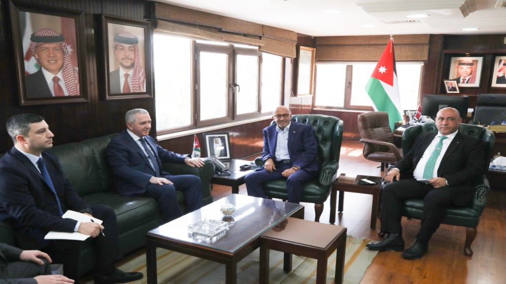 وزير المياه يبحث التعاون في مجالات المياه مع السفير الأذري