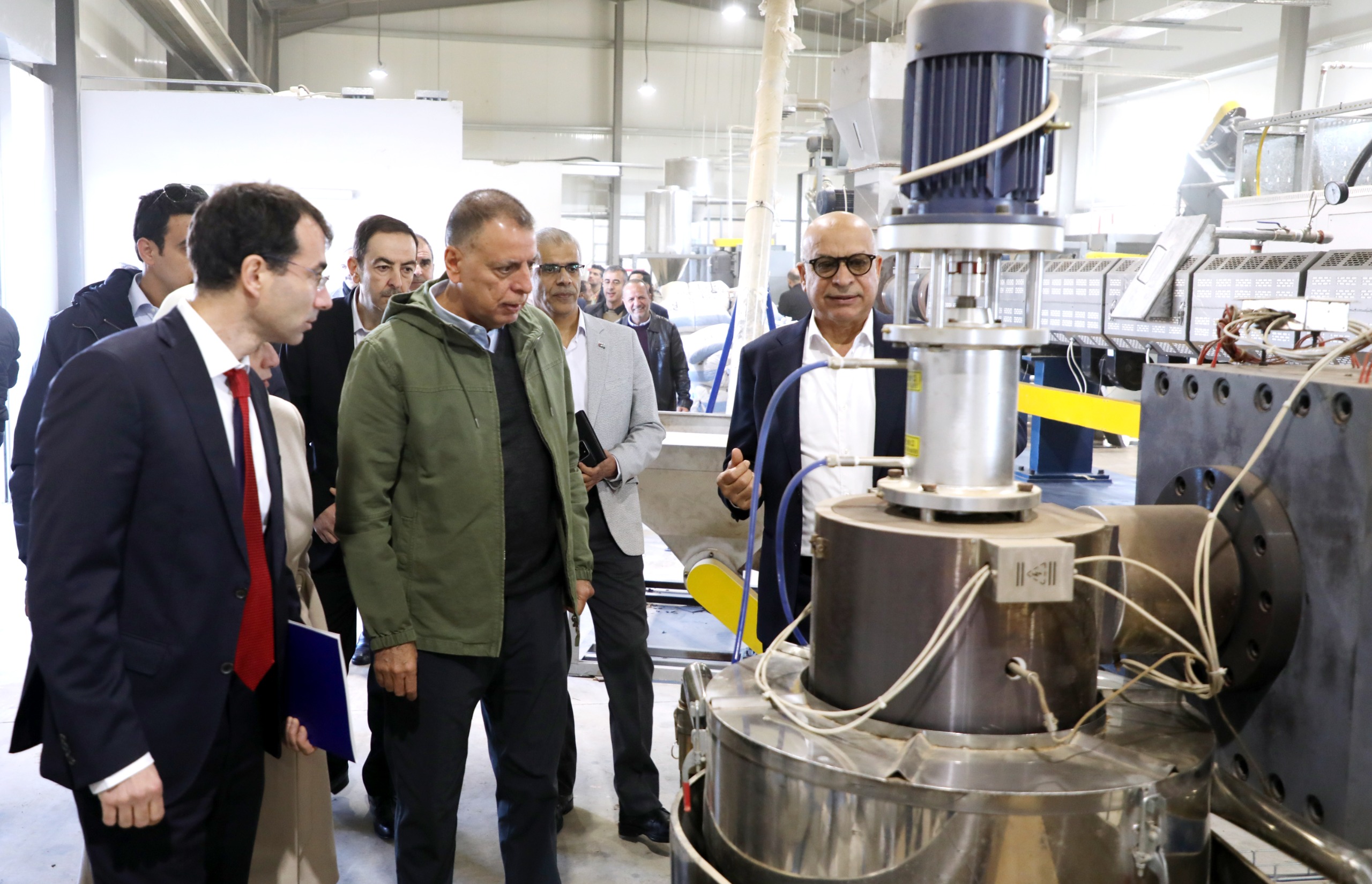 الفراية وسفير الاتحاد الأوروبي يتفقدان مصنعا في دير علا 
