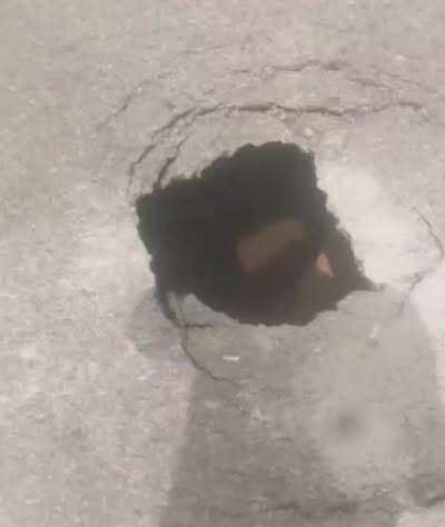 اربد: تلف خط للصرف الصحي تسبب انهيار جزئي في شارع إسلام أباد