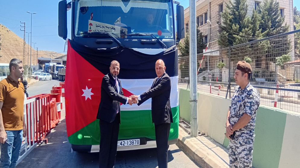 قافلة المساعدات الأردنية إلى لبنان تصل معبر المصنع الحدودي
