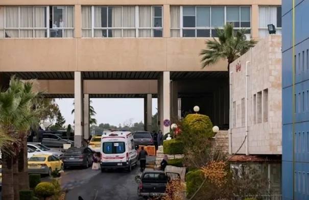 مستشفى الجامعة يكشف تفاصيل حادثة سقوط أحد الأطباء المقيمين