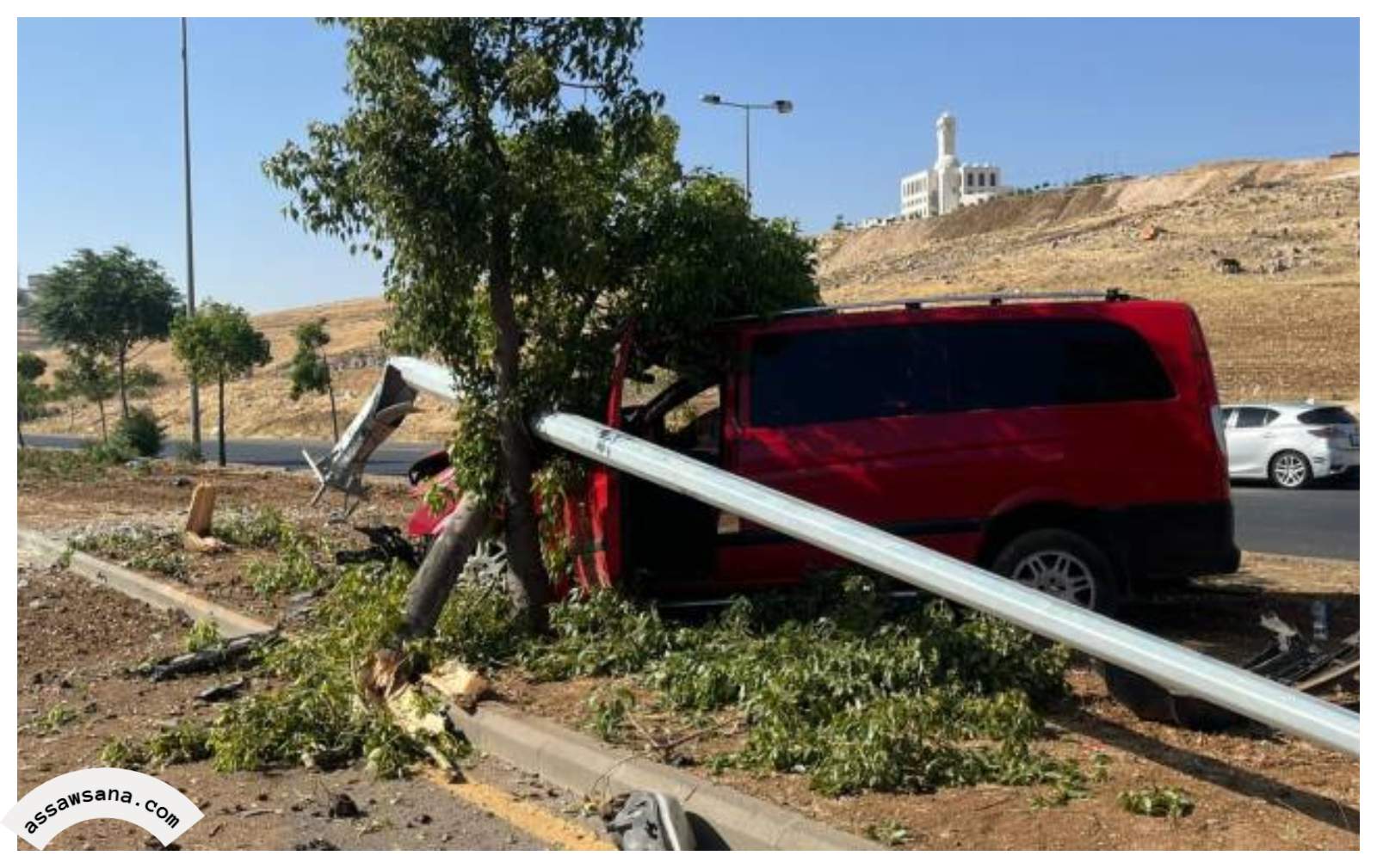 اصطدام مركبة بعامود إنارة في عمان دون إصابات