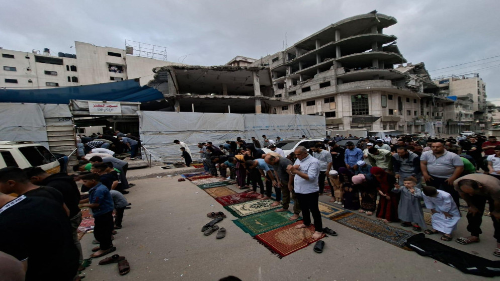 فلسطينيون يؤدون صلاة العيد على أنقاض المساجد المدمرة بغزة