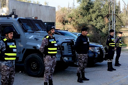 يقفون بشموخ العز وحب الوطن