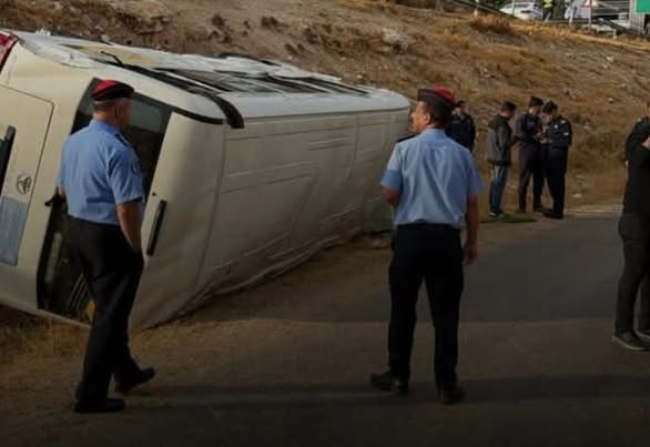 إصابة 19 شخصا إثر تدهور حافلة على طريق جرش إربد
