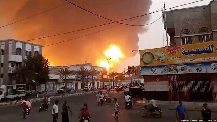 الدفاع اليمنية تؤكد سقوط قتلى وجرحى في هجوم حوثي وتتوعد بالرد 