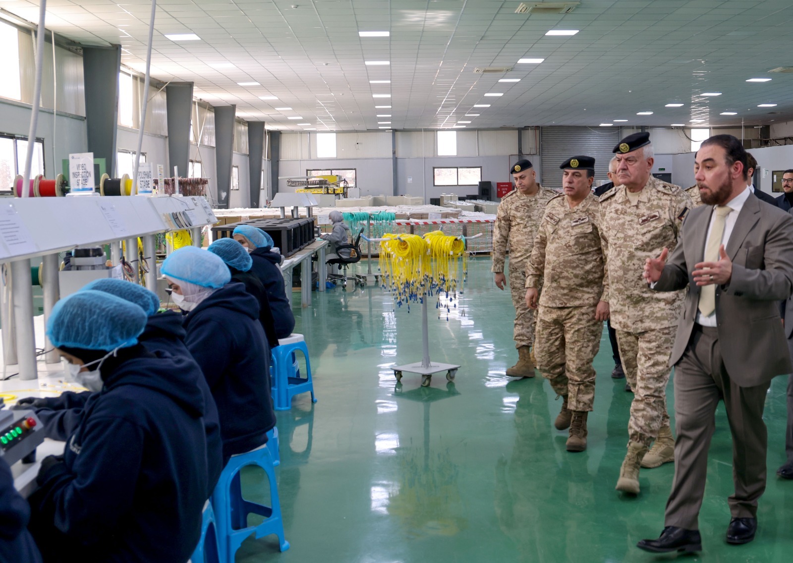 الحنيطي يزور مصنع شركة الخطوط التقنية للألياف الضوئية