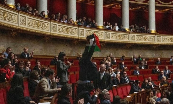نائب فرنسي يرفع علم فلسطين بالبرلمان 