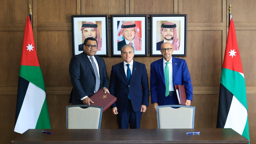 حسّان يشهد التوقيع على الاتفاقية القانونية النهائية للناقل الوطني