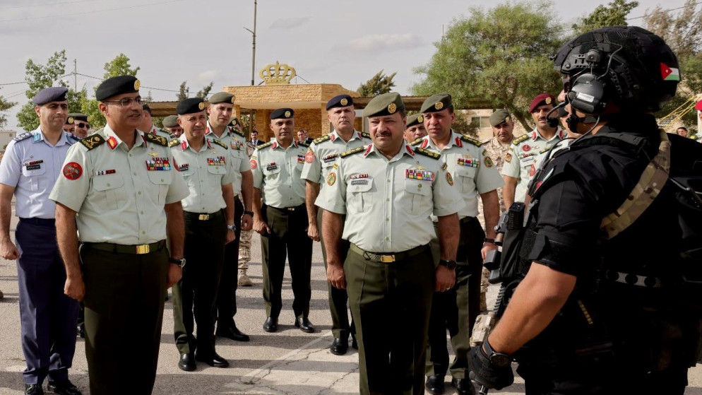 رئيس هيئة الأركان يطلع على بروتوكولات الأمن والحماية في المطارات 