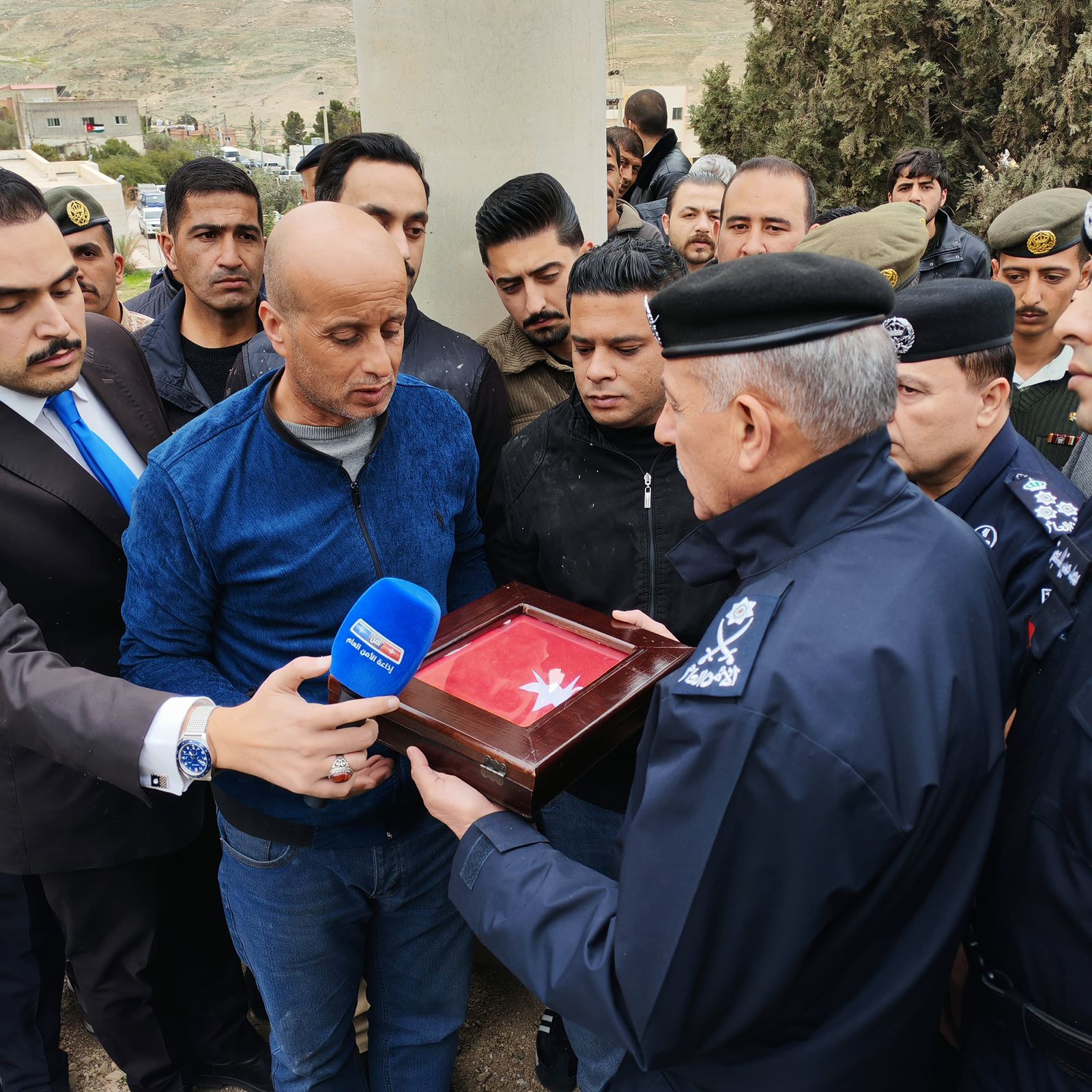 كلمات مدير الامن العام اثناء تسليم العلم لذوي الشهيد المواجدة  ..  فيديو