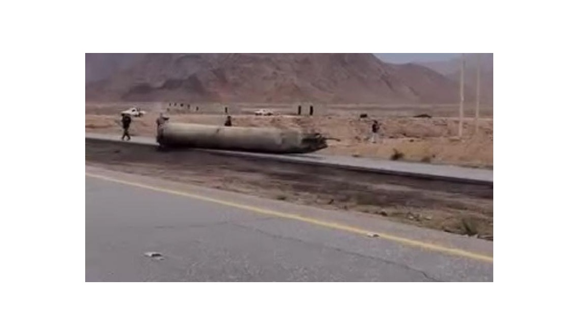 سقوط شظايا صاروخ على الطريق الصحراوي