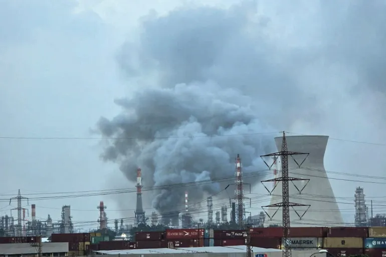 قصف مجمع صناعات إسرائيلي وإجلاء العاملين بمطار بن غوريون لأسباب غامضة