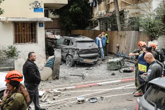 صاروخ عنقودي نحو إيلات ..  وانفجارات وسط الأراضي المحتلة