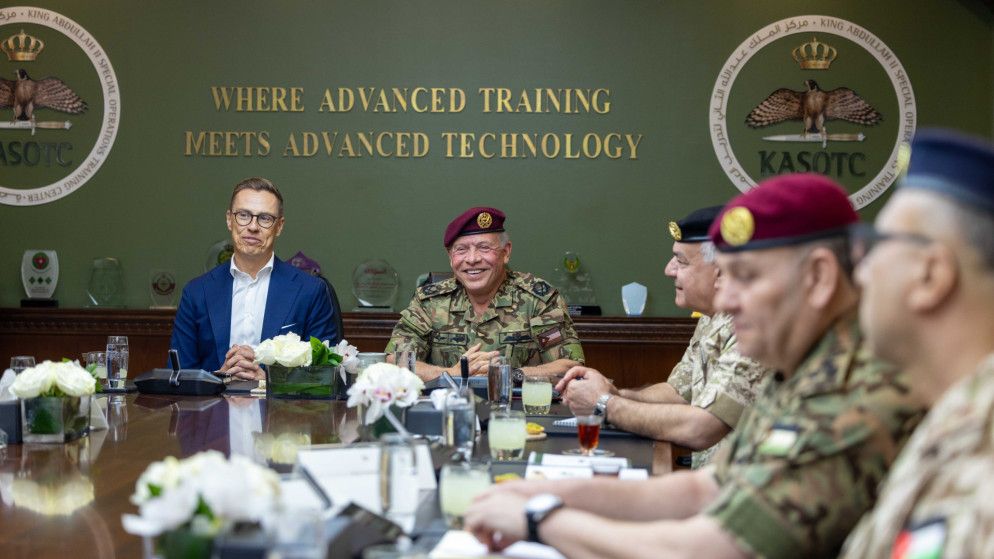 الملك والرئيس الفنلندي يتابعان تمرينًا في مركز تدريب العمليات الخاصة