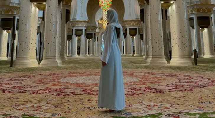 داليدا خليل ..  بالحجاب من داخل مسجد في أبوظبي