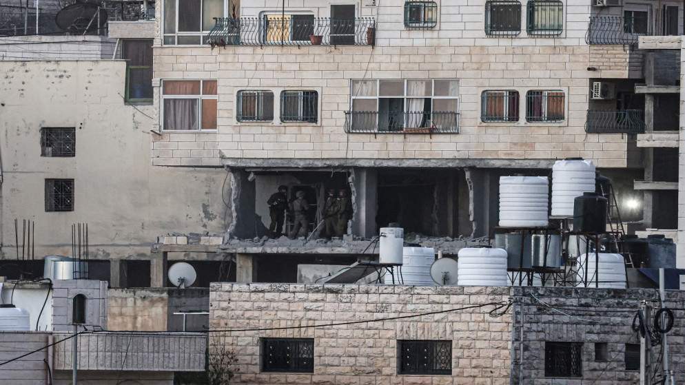 الاحتلال يعتقل أكثر من ثلاثين فلسطينياً بينهم ثلاث سيدات