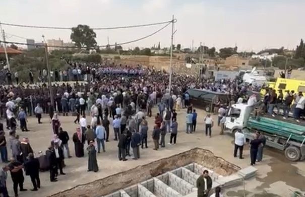 حسان والعيسوي بين المشيعين ..  الكرك تودع شهداءها التسعة
