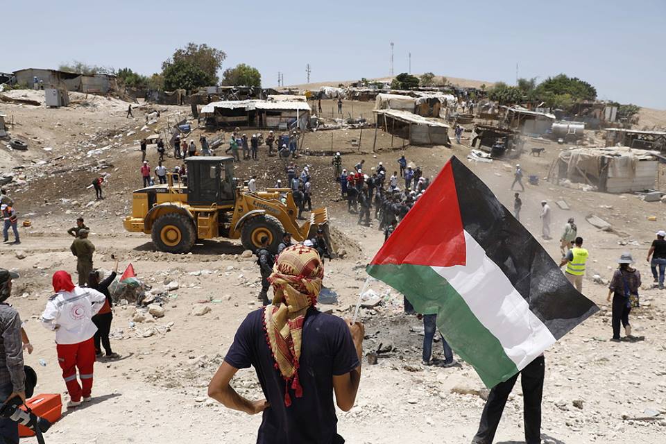 سموتريتش يأمر بإخلاء الخان الأحمر الفلسطيني وتهجير سكانه