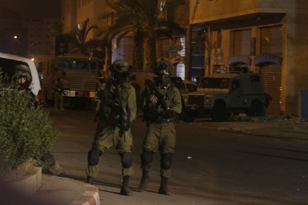 قوات الاحتلال تقتحم محلات صرافة في الضفة