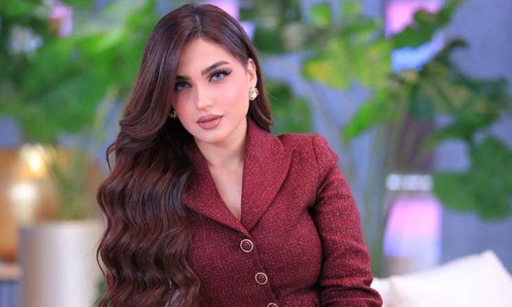 ياسمين عز تثير الجدل برد ساخر حول سر نضارة بشرتها