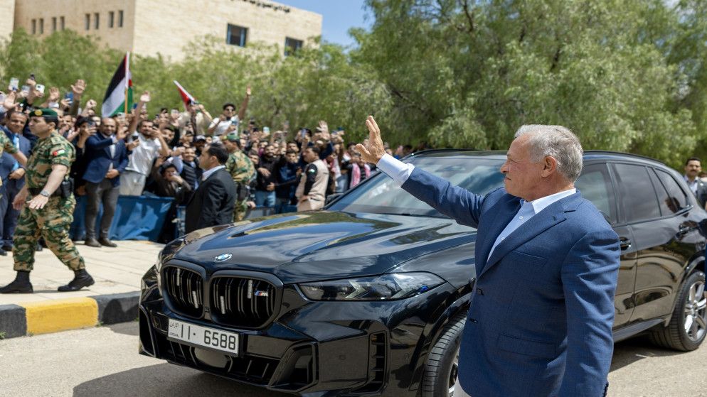 الملك يزور محافظة الزرقاء ويلتقي وجهاءها وممثليها