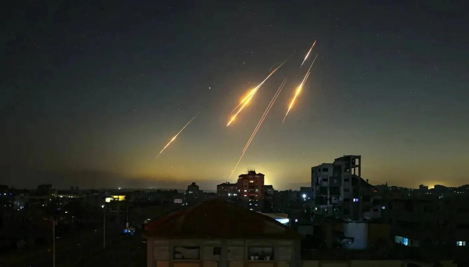 إيران تستعد لاستهداف شركات أمريكية وتدعو للإخلاء فوراً