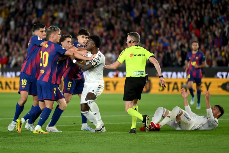 برشلونة يحسم الكلاسيكو ويُتوج بلقب الدوري الإسباني