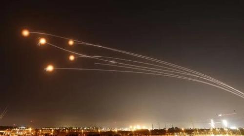 الدفاعات الجوية الإيرانية تتصدى للمسيّرات الإسرائيلية بأصفهان .. فيديو