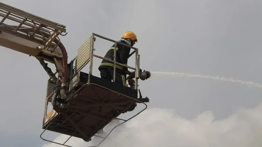 إخماد حريق هنجر بمحافظة إربد