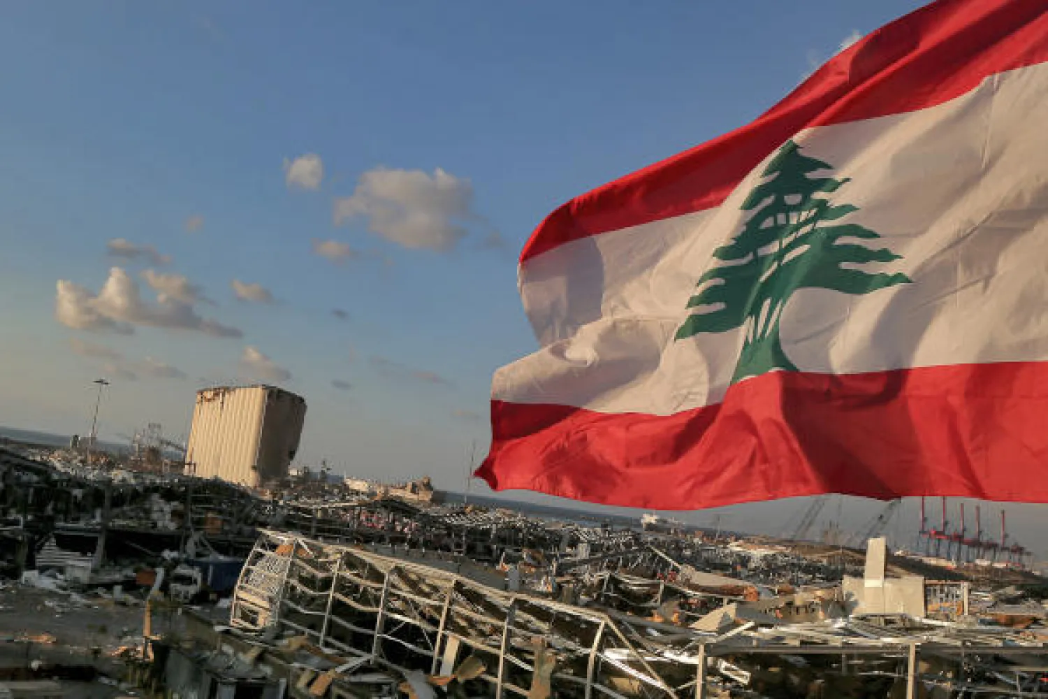 نتنياهو يأمر الجيش الإسرائيلي بضرب أهداف لحزب الله في لبنان بقوة