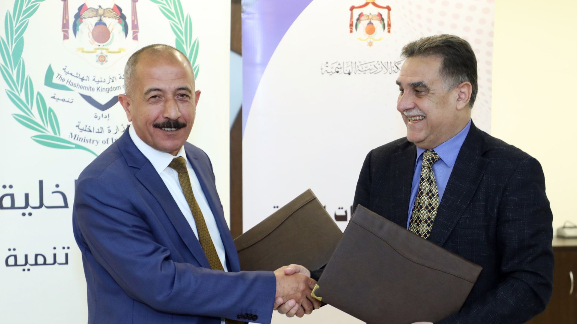 الداخلية والإحصاءات توقعان مذكرة لتبادل البيانات 