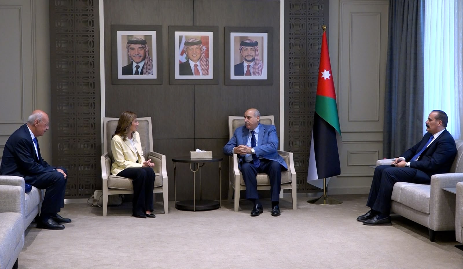 القاضي يتسلم نسخة من التقرير السنوي لحالة حقوق الإنسان في المملكة 
