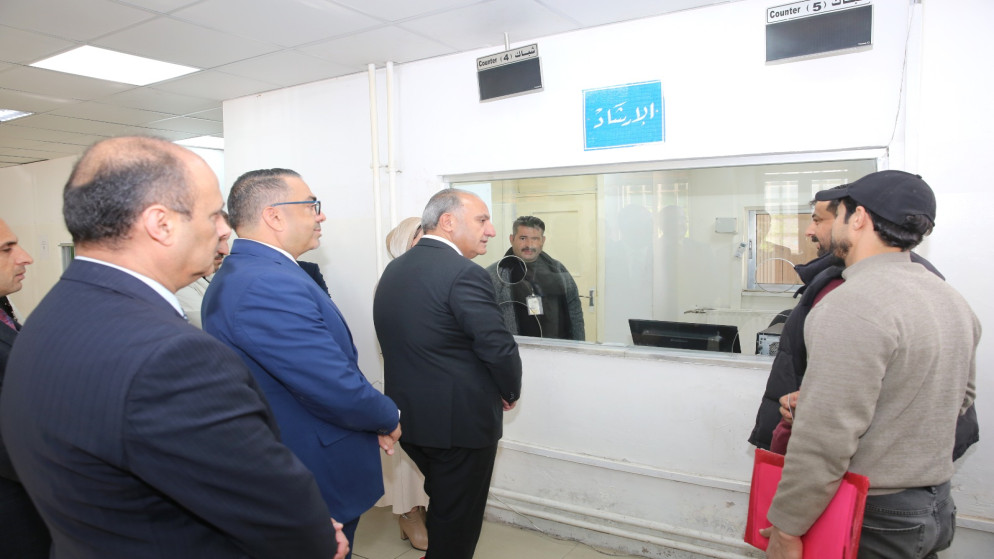 الشواربة يتفقد دائرة الرقابة الصحية والمهنية 