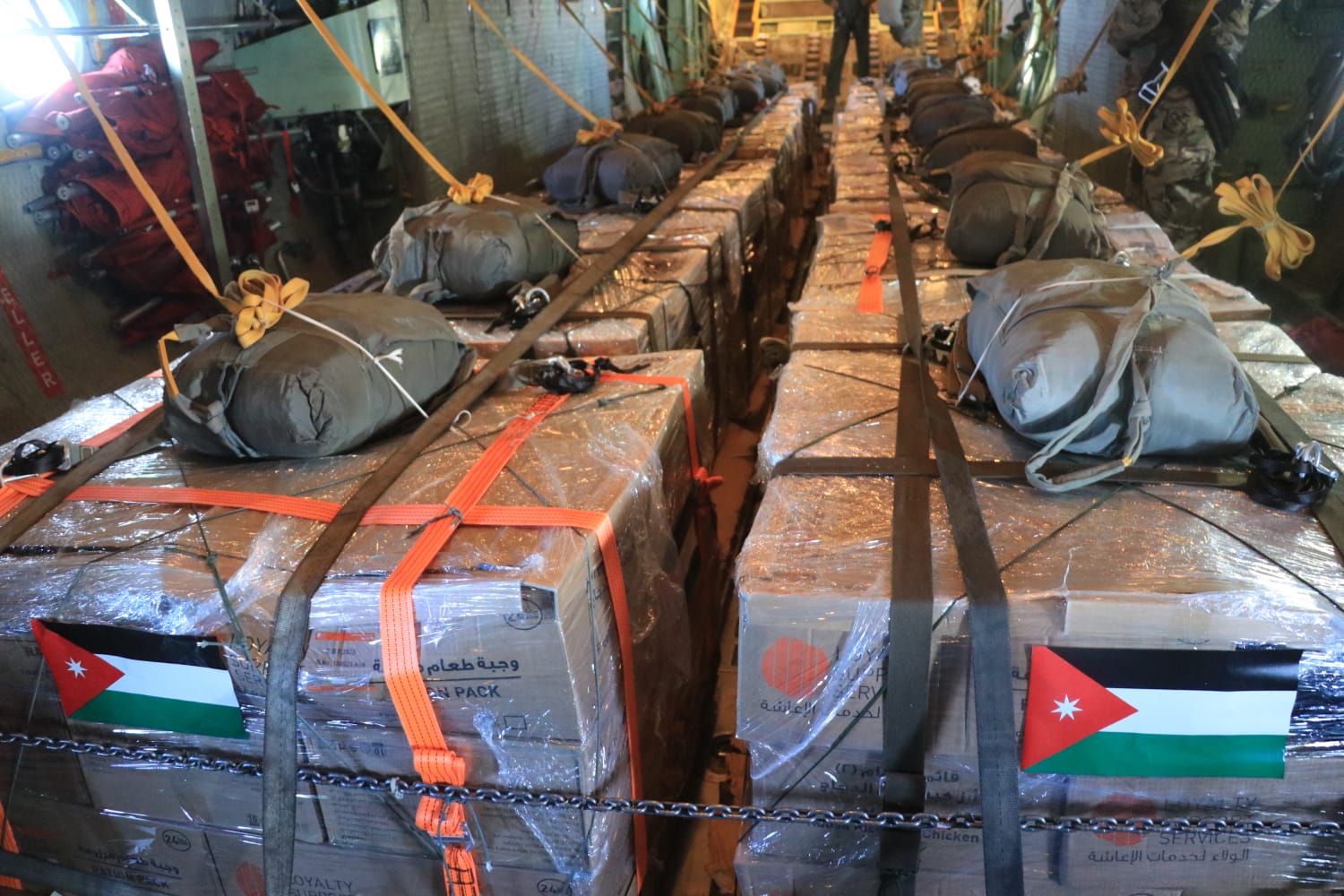 مشاهد من عمليات الإنزال الجوي الأردني على غزة .. فيديو وصور
