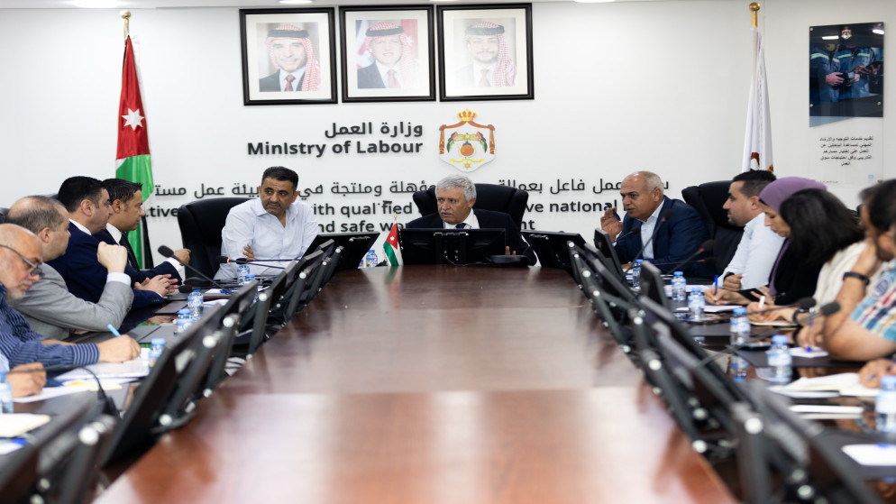 القطامين يناقش تحديات قطاع الألبسة والمحيكات في ثلاث محافظات
