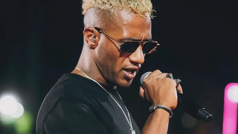 محمد رمضان يثير الجدل ثانية ..  خلع حذاءه على المسرح 