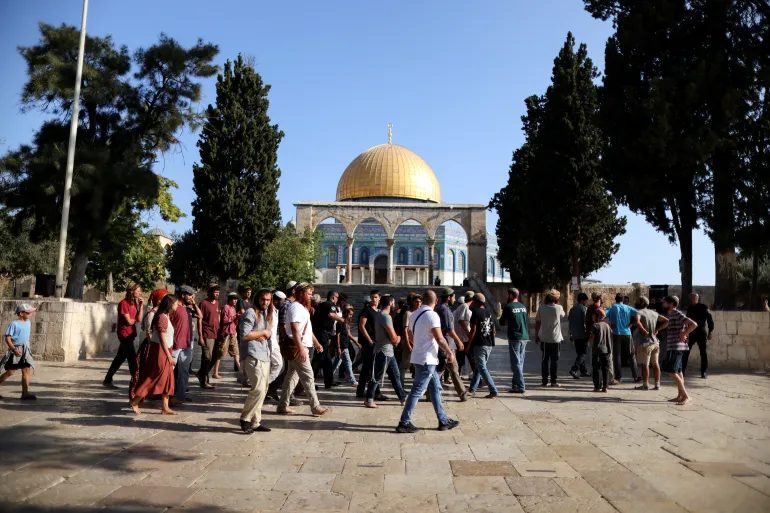 مستوطنون يقتحمون المسجد الأقصى واستشهاد فلسطينيَّين في قلقيلية