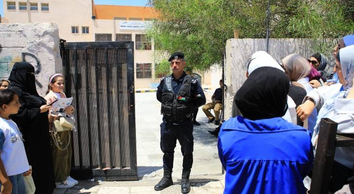 طلبة توجيهي السنة الأولى يصفون العربي بالسهل