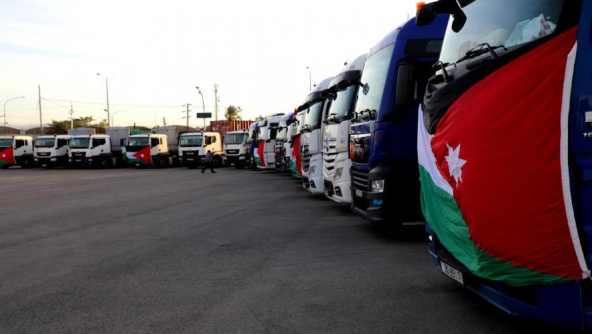 لأول مرة ..  شاحنات أردنية محملة بالمساعدات تصل شمال غزة