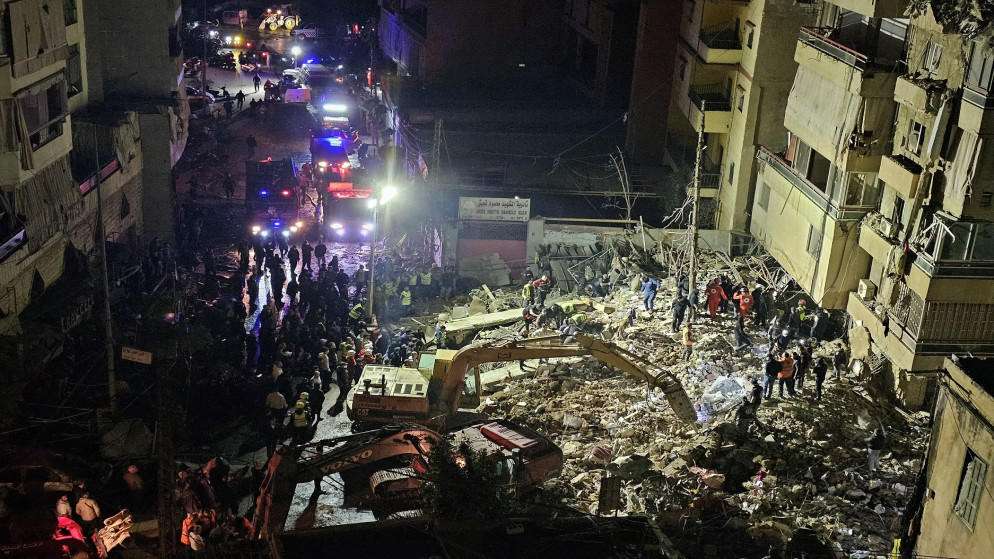 استشهاد 12 شخصا بينهم مسعف وطفلان بغارات إسرائيلية على جنوب لبنان