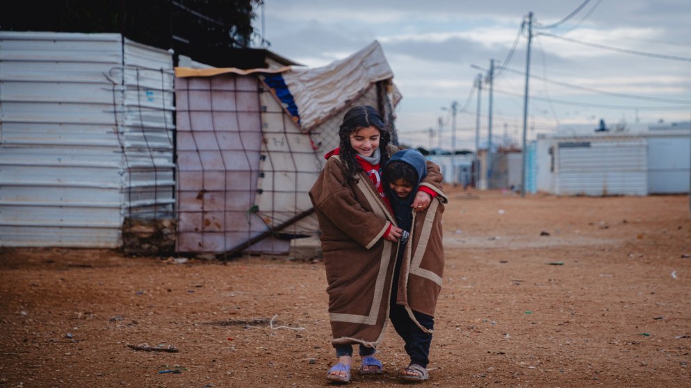 طفلان يقفان في مخيم الزعتري