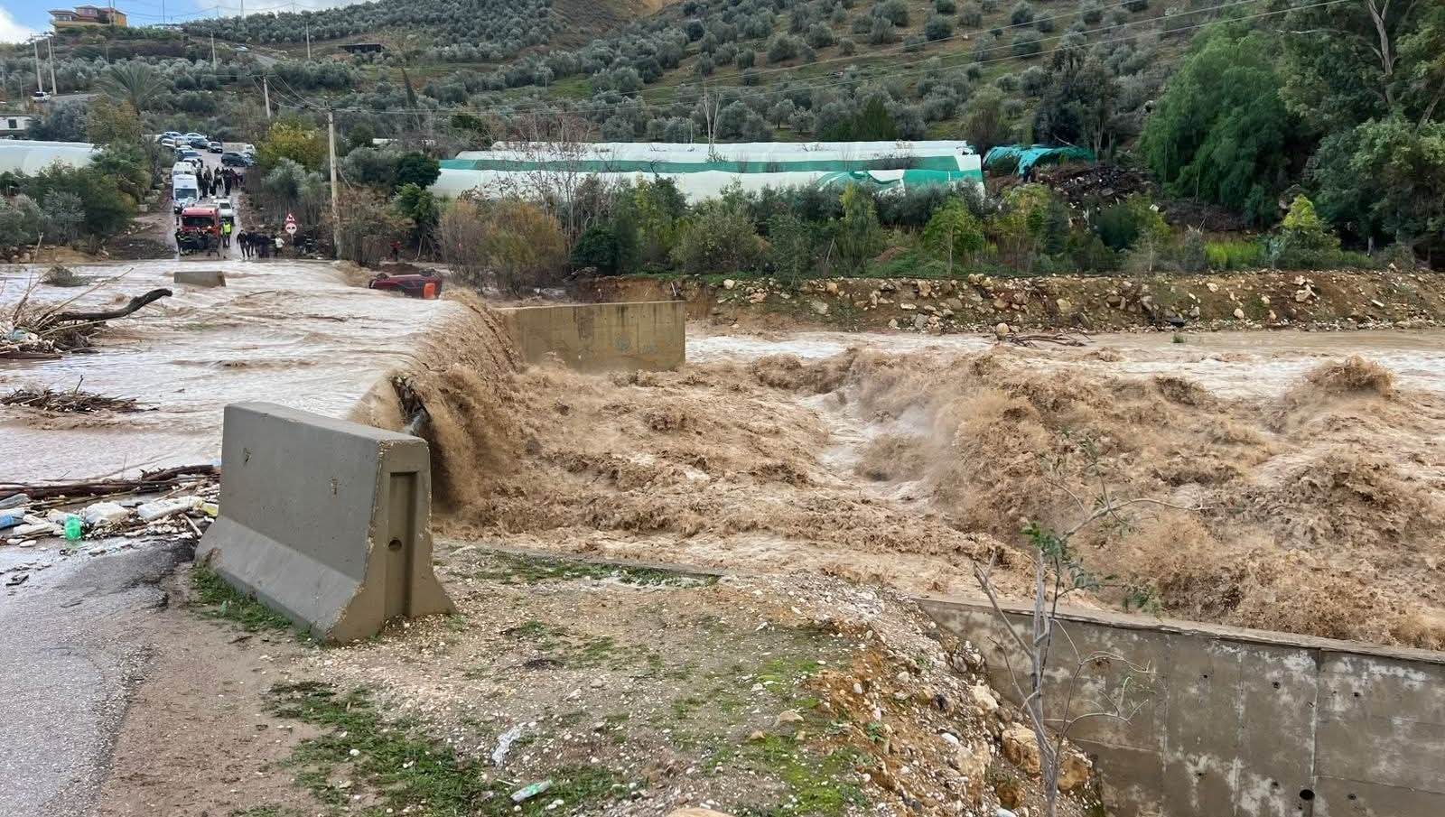 محافظ جرش يطلع على إجراءات مواجهة ارتفاع منسوب مياه السيل