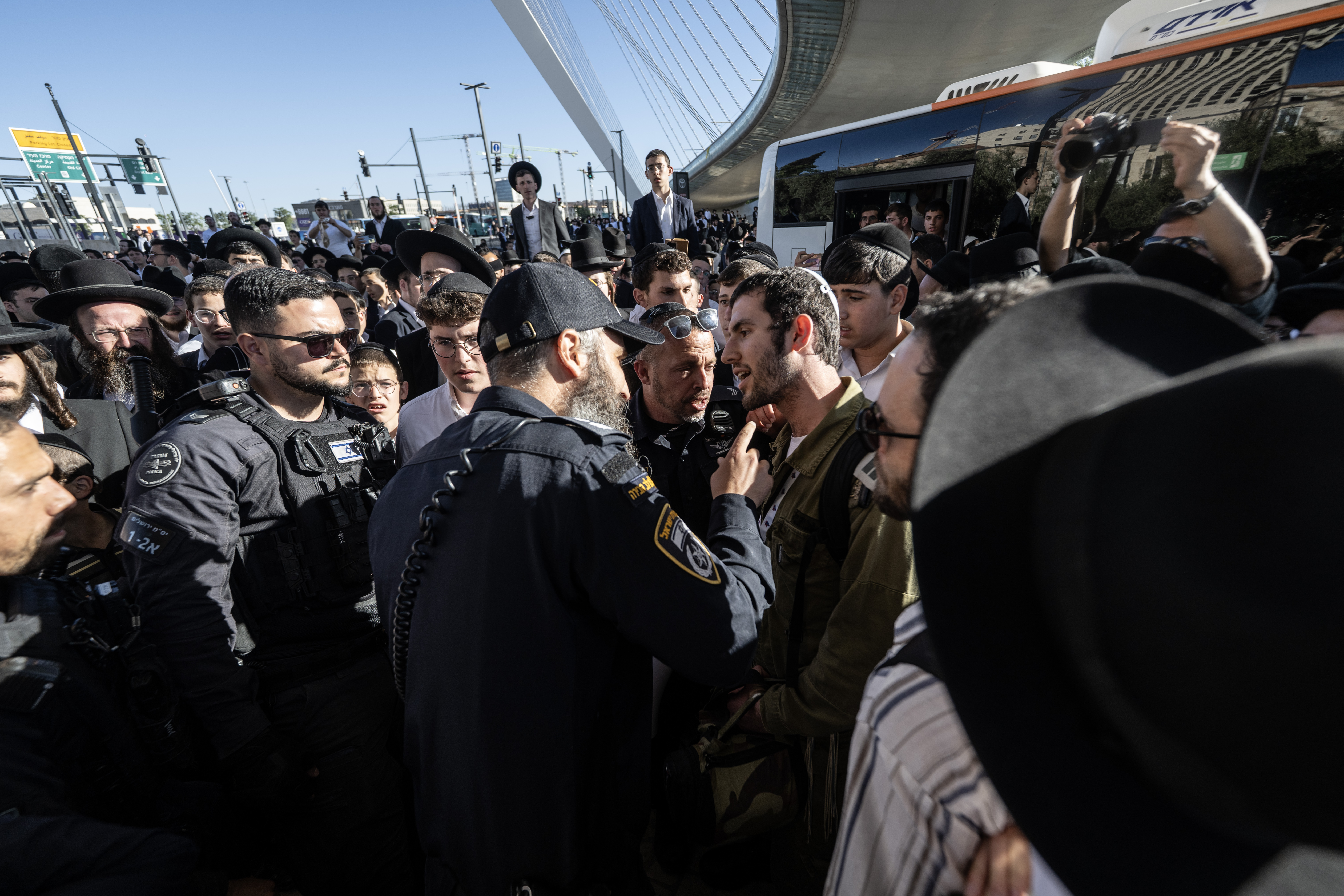 إسرائيل ..  مئات الحريديم يغلقون مدخل القدس احتجاجا على التجنيد
