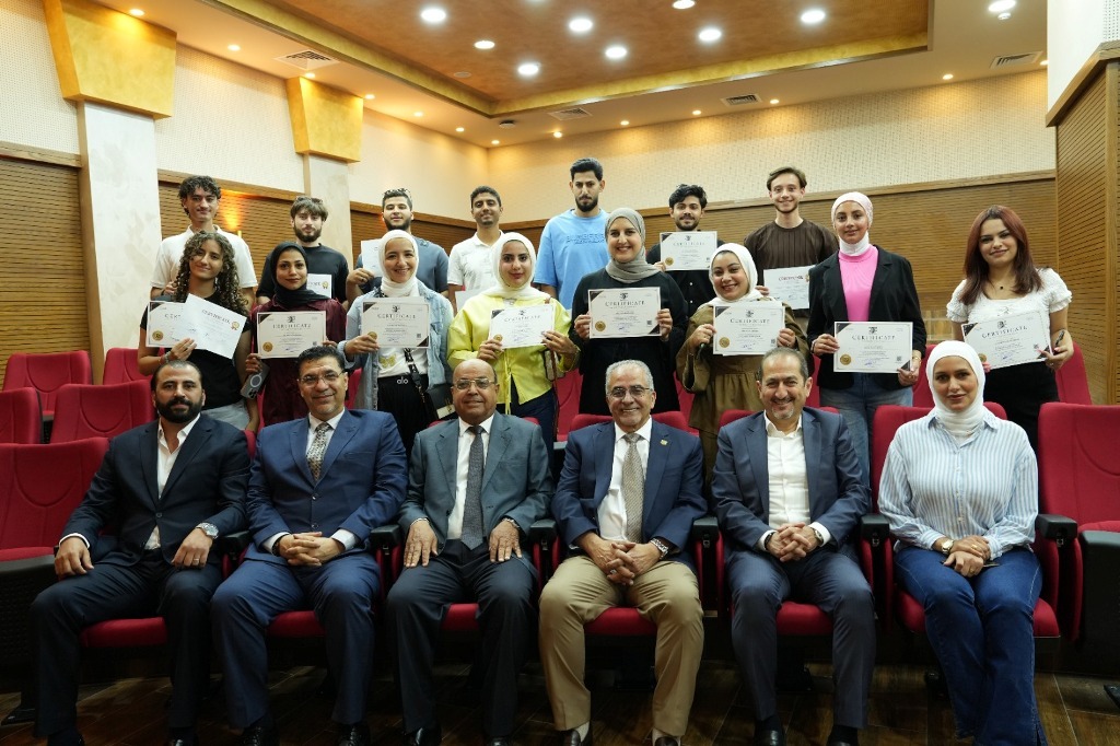 مستشار جامعة عمان الأهلية يرعى حفل توزيع شهادات الدورات التدريبية على طلبة كلية العلوم التربوية 